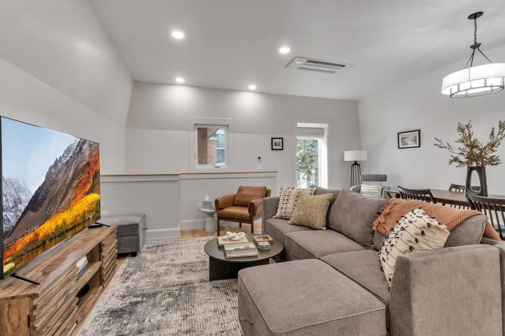 Carriage House Loft - King Bed And Garage Parking Apartment บัฟฟาโล ภายนอก รูปภาพ