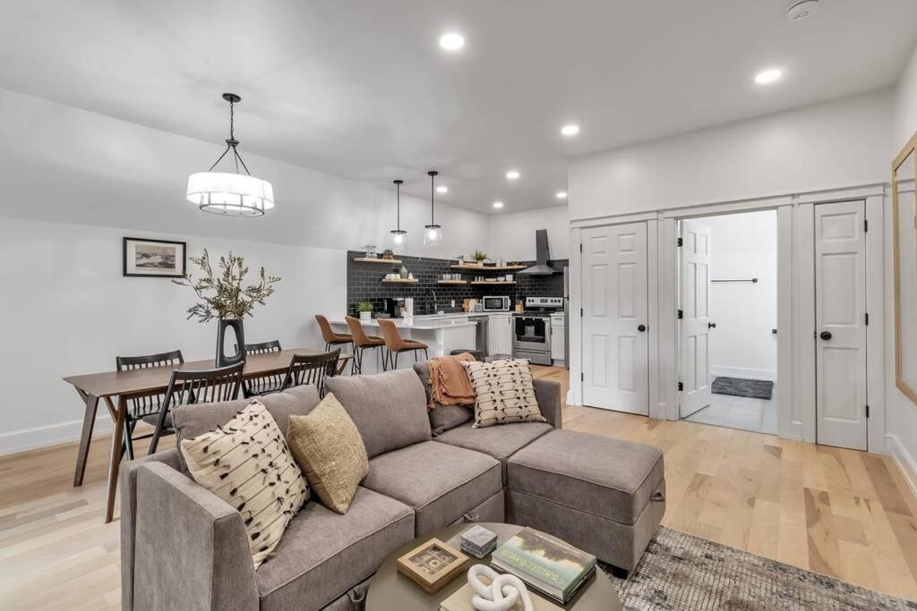Carriage House Loft - King Bed And Garage Parking Apartment บัฟฟาโล ภายนอก รูปภาพ