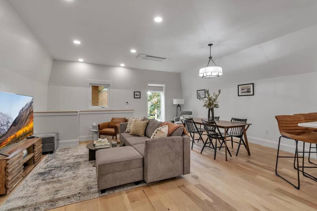 Carriage House Loft - King Bed And Garage Parking Apartment บัฟฟาโล ภายนอก รูปภาพ