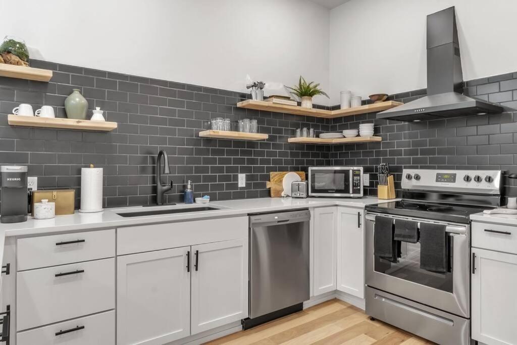 Carriage House Loft - King Bed And Garage Parking Apartment บัฟฟาโล ภายนอก รูปภาพ